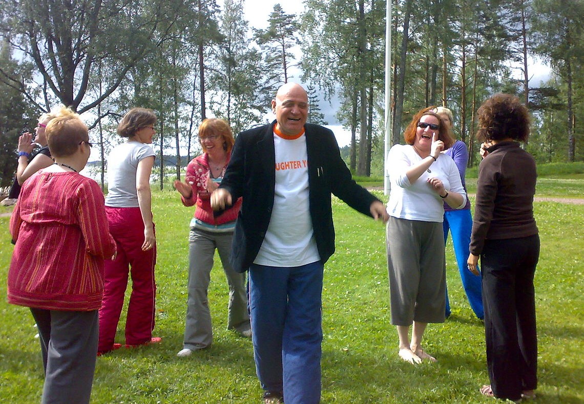 1280px-Laughter_Yoga